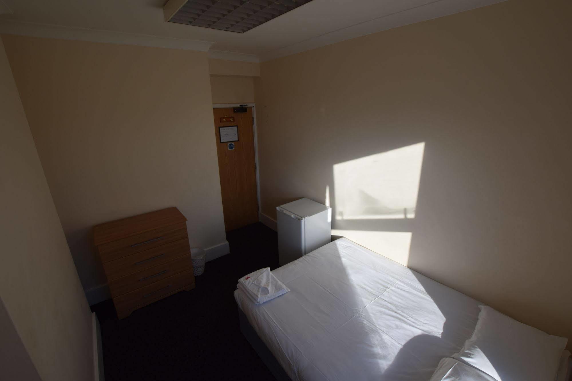 York Hotel Ilford Bagian luar foto